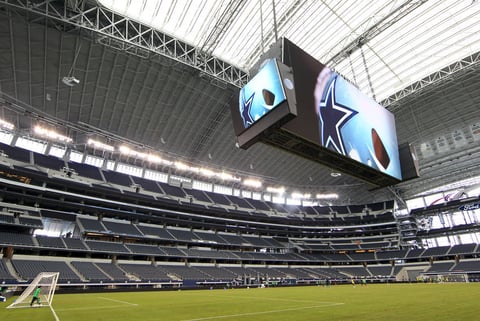 La pantalla gigante en el Estadio AT&T.