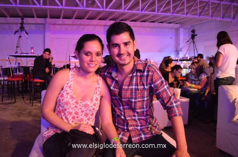 31052014 DISFRUTAN CONCIERTO.   Karen Ramírez y Oliver Sifuentes.