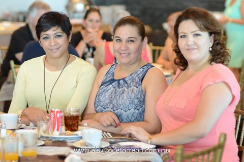 31052014 EN UNA COMIDA.  Cecilia, Imelda y Mireya.