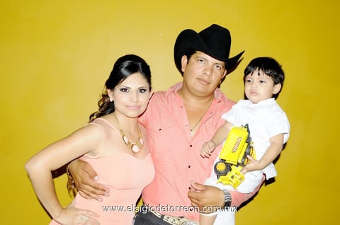 31052014 CUMPLE.  Luis Gilberto Ruiz López con sus papás.