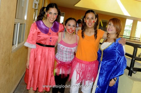 31052014 EN DIVERTIDO FESTEJO.  Chay, Edna, Vania y Ana.