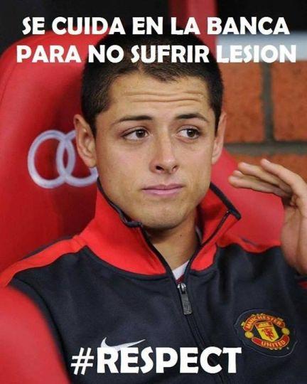 'Chicharito' tomaba sus precauciones para no salir lastimado.
