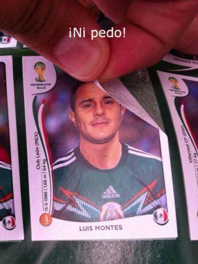 Un aficionado ya quitaba de su Panini la estampa del jugador Luis Montes, tras la lesión que sufrió ante Ecuador.