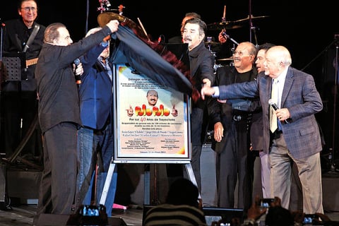Jorge Ortiz de Pinedo, Sergio Corona, Rafael Inclán, Mauricio Herrera y Carlos Espejel develaron la placa en bronce, que reconoce a Polo Polo como el mejor y el más taquillero comediante del Teatro Blanquita.