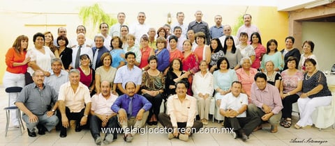 01062014 Colegas y familiares acompañaron a la homenajeada en tan grato momento.