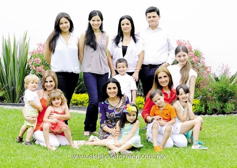 01062014 LINDA POSTAL.  Un grupo de amigas se reunieron para festejar.
