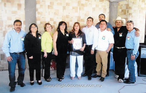 01062014 Profra. Elena García Reyes lució muy contenta en la entrega de su reconocimiento por su 40 aniversario de servicio laboral.