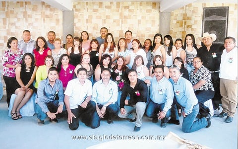 01062014 Familiares y amigos reunidos en tan importante suceso.