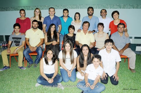 01062014 Los festejados en compañía de sus hijos y nietos, quienes pasaron un inolvidable momento.