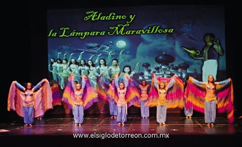 01062014 Bailarinas árabes en danza con velo.