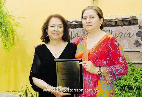 01062014 Profra. María de la Luz en compañía de su hija, María de la Luz Ramos Ríos.
