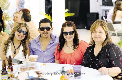 01062014 EN UNA COMIDA.  Oleyda, Jorge, Zwelenn y Graciela.