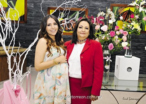 01062014 La festejada en compañía de su anfitriona, Sra. Alicia Ibarra Aguirre.
