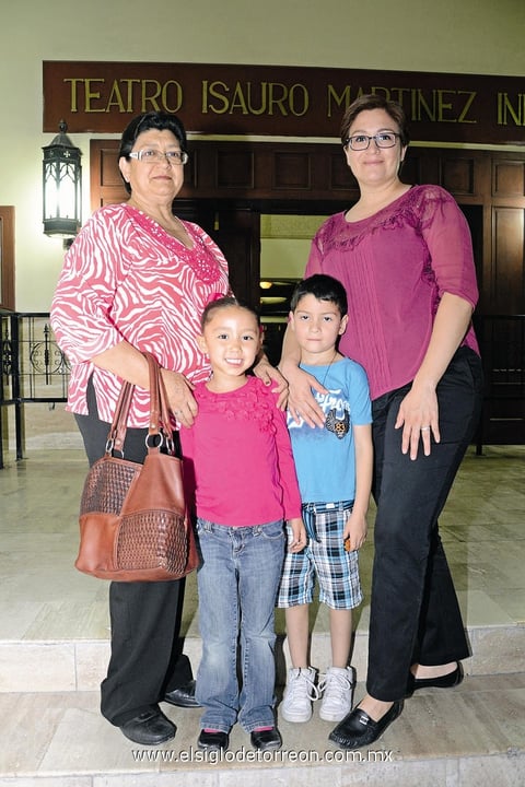 02062014 EN FAMILIA.  Dora Luz, Giovanna, Rubén y Nayeli.