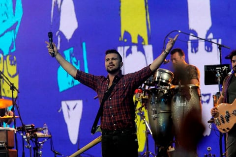 Juanes ofreció temas de su último álbum, pero se dio también  la oportunidad de interpretar sus temas clásicos como "Nada valgo sin tu amor", "A Dios le pido", "Luna", "Es por ti", "Me enamora", entre otros.