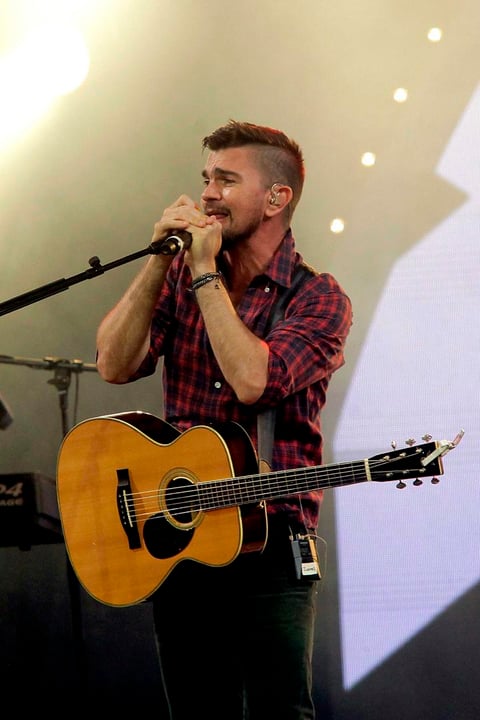 Después de la actuación de Yuri y Lupita D'Alessio, tocó el tuno de Juanes.