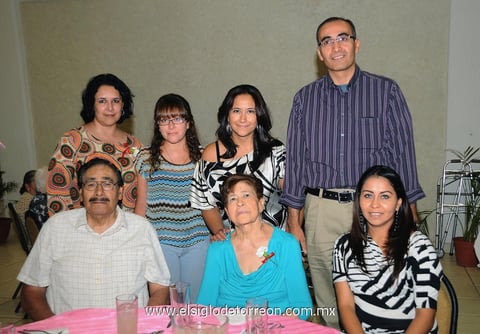 03062014 GRATOS MOMENTOS.  Rebeca Jordán celebrando en familia.