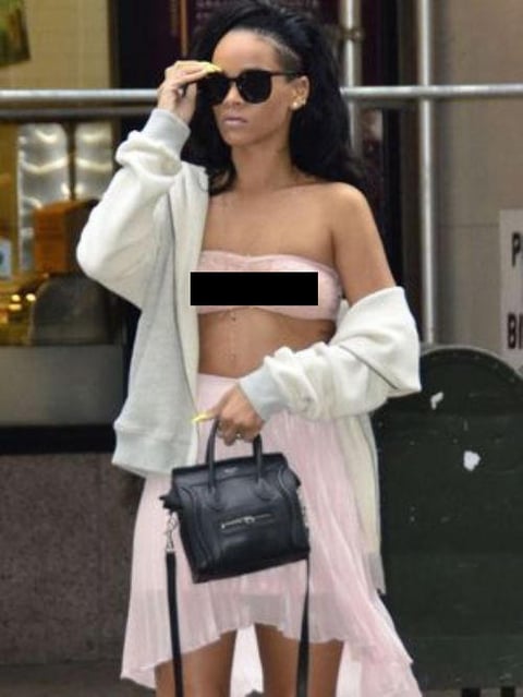 En un paseo por las calles de Nueva York, Rihanna lució un top rosa que una vez más dejó su busto a la vista de los fotógrafos.