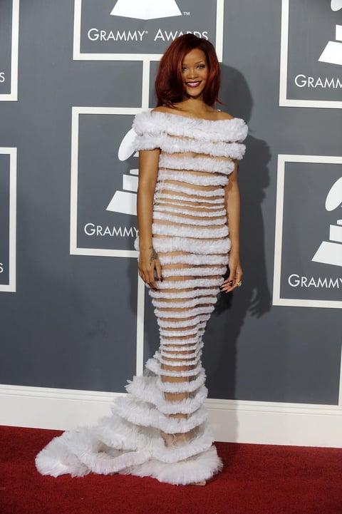 En la entrega de los premios Grammy del 2011, Rihanna acudió con un vestido con franjas blancas y transparentes que ya mostraban gran parte de su cuerpo.
