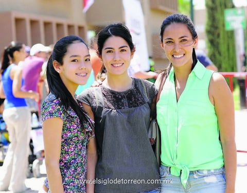04062014 POSAN PARA LA FOTO.  Susana, Sofía y Beatriz.