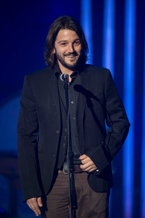 Diego Luna fue el encargado de presentar a la banda regiomontana Kinky en el MTV Unplugged.