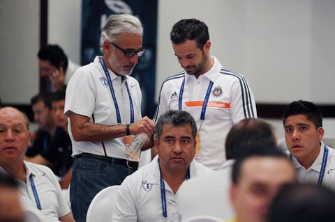 Jesus Martínez, presidente del Pachuca en pláticas con Rafel Puente Jr del Chivas.