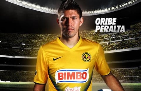 El delantero Oribe Peralta se convirtió en el primer refuerzo de las Águilas. Osmar Mares también llegó a Coapa.