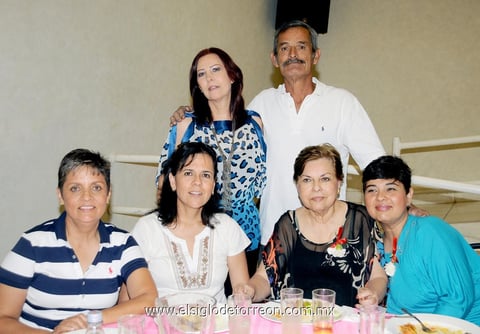 05062014 DISFRUTAN UNA AMENA TARDE.  Laura Larrañaga y Diana Gómez celebran en familia.