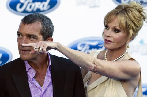 El actor Antonio Banderas y Melanie Griffith se divorcian después de 18 años de matrimonio, según TMZ. Banderas y Griffith tienen una hija en común, Stella del Carmen, nacida en 1996.