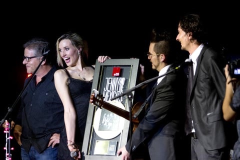 De pronto, la presentación fue interrumpida para hacer entrega al grupo del Disco de Oro por más de 30 mil copias vendidas en México de su álbum "Jenny and the Mexicats".