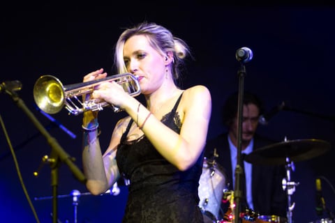 La vocalista deleitó a los presentes con la trompeta durante el tema "Me and my man", al que le siguieron los cortes "Head in my heart", "Freddy", "Anthem song" y "Me duele al caminar", entre otros, con los que hicieron vibrar al recinto.