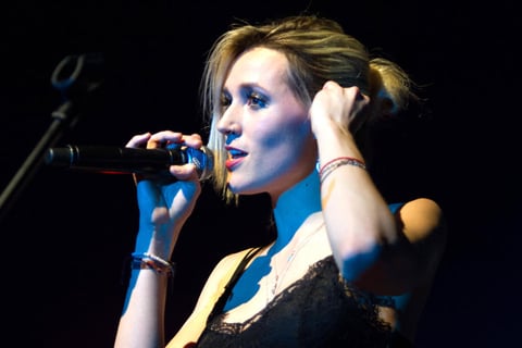Jenny and the Mexicats se apropió del Voilá Acoustique para amenizar la velada con los temas iniciales "Starting something", "Me voy a ir" y "Macey and Jules".