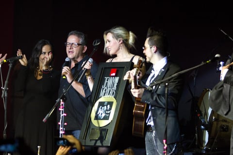 Los integrantes de Jenny and the Mexicats celebraron su éxito en México durante el concierto que ofrecieron en un centro nocturno de la Ciudad de México, en el que además recibieron Disco de Oro por su álbum homónimo.