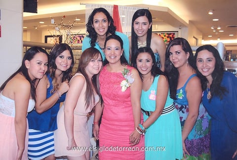 07062014 La futura esposa en compañía de las organizadoras.