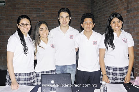 07062014 EN CONCURSO DE DEBATE.  Alejandra Mireles, Laura González, Jorge V., Jorge A. y Diana Vargas.