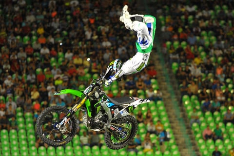 Una velada de ensueño vivió el público lagunero que gusta del motociclismo extremo, al disfrutar de una explosiva presentación por parte de los miembros del X Pilots By Monster Energy en el Estadio Corona.