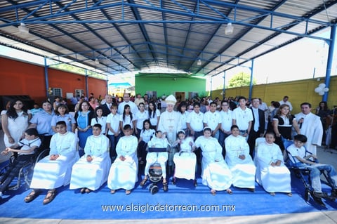 08062014 FELICES.  Primeras Comuniones y Confirmaciones de los niños de la Asociación Pro-Infancia Neurogénica (APIN), la que se llevó a cabo el 26 de abril en las instalaciones de la asociación. La misa fue oficiada por el Pbro. Jorge Silva López, Pbro. José de Jesús García Contreras y Mons. Obispo Don José Guadalupe Galván Galindo.