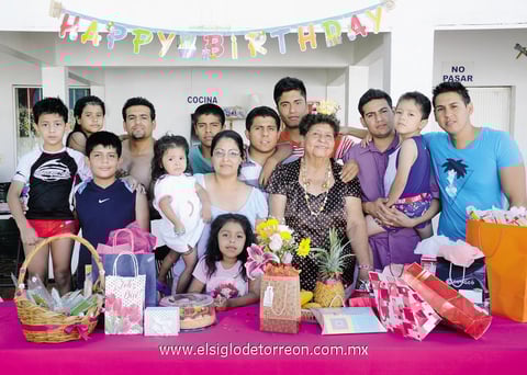 08062014 La festejada disfrutó un gran momento en compañía de todos sus nietos.