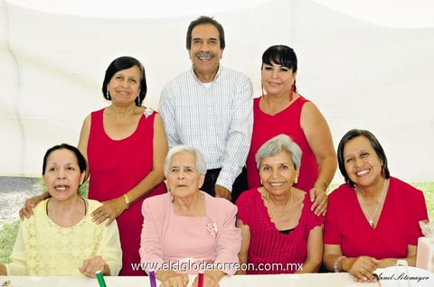 08062014 Sra. Socorrito con sus hijos: Lupina, Carmelita, Chayito, Perita, Sebastián y Socorro.- Annel Sotomayor Fotografía