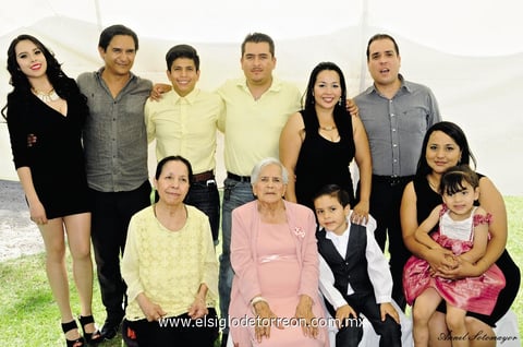 08062014 La festejada en compañía de sus nietos.