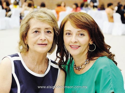 08062014 POSAN PARA LA FOTO.  Lily y Marcela.