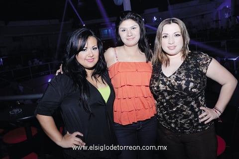 08062014 DE FIESTA.  Yazmín, Flor y Diana.