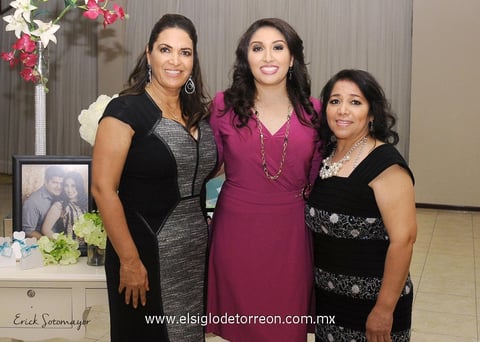 08062014 Amigas y familiares de la festejada acompañándola en este grato momento.