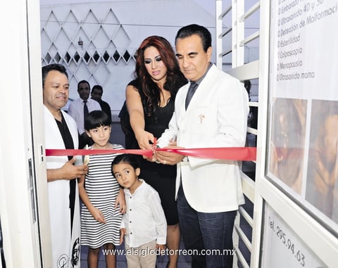 08062014 El momento más esperado por los asistentes, el corte del liston a cargo del Dr. José Cuauhtémoc, esposa e hijos.