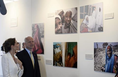 El ministro británico de Exteriores, William Hague y Angelina Jolie presenciaron una exposición fotográfica durante su visita.
