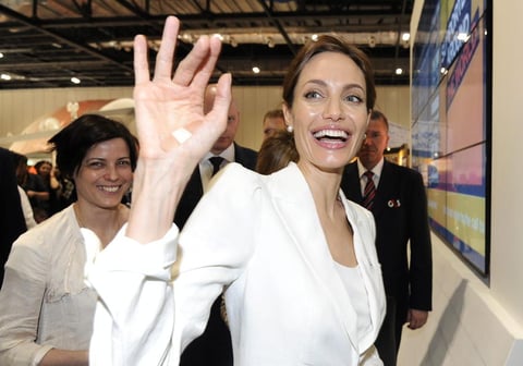 Angelina llegó sonriente para participar en la cumbre.