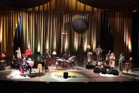 Cuando ya bien entrada la noche, y convertido el Auditorio Nacional en un hervidero de emociones Hugh Laurie y la Copper Bottom Band dijeron hasta aquí llegó el concierto, el público pidió más. Los siete músicos regresaron al escenario y volvieron a encender la mecha festiva.