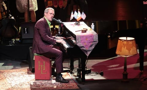 Hugh Laurie dejó de lado su faceta como actor y llegó a la Ciudad de México con la Copper Bottom Band para ofrecer un concierto en el Auditorio Nacional.
