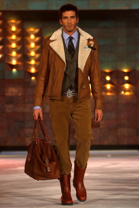 No solo hubo mujeres en el desfile, también se destacaron las prendas para hombres por parte del diseñador Argentino Cardón