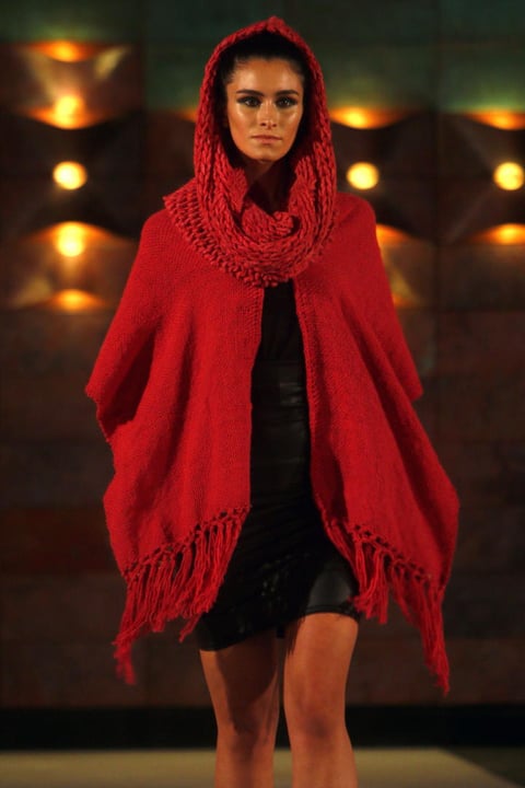 Un diseño mas en tejido ahora en todos rojos. Presentado durante la pasarela.